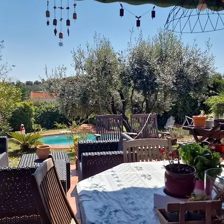 Pour 5 Personnes Avec Jardin Et Piscine Privee *