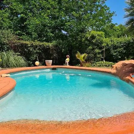 Villa Pour 5 Personnes Avec Jardin Et Piscine Privee *