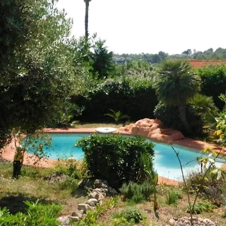 ヴィラ Pour 5 Personnes Avec Jardin Et Piscine Privee *