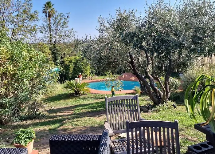 Pour 5 Personnes Avec Jardin Et Piscine Privee