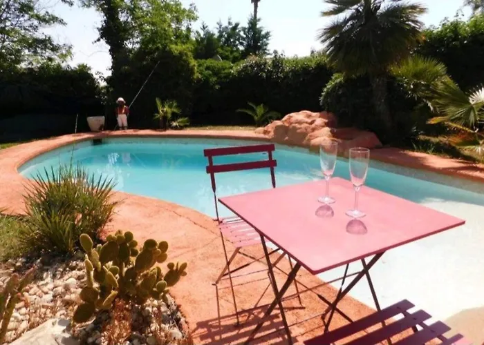 Pour 5 Personnes Avec Jardin Et Piscine Privee * ヴィルヌーヴ・ルベ