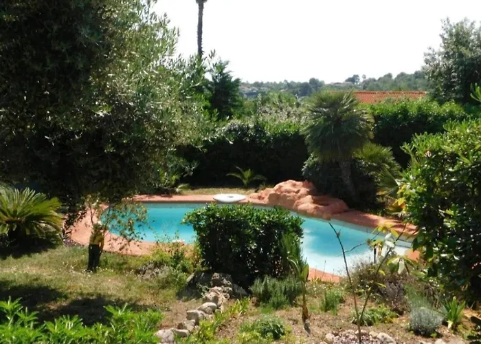 ヴィラ Pour 5 Personnes Avec Jardin Et Piscine Privee *