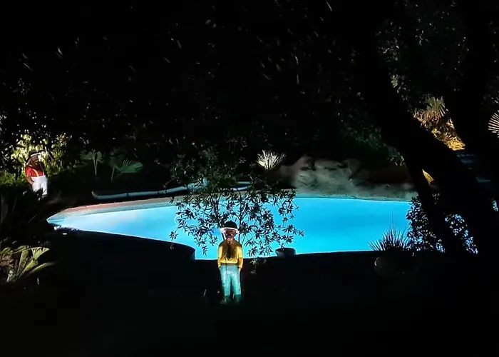 Pour 5 Personnes Avec Jardin Et Piscine Privee ヴィラ