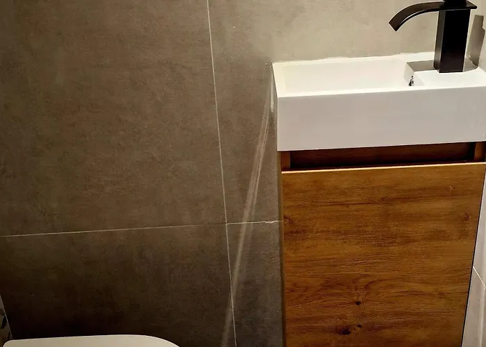 Pour 5 Personnes Avec Jardin Et Piscine Privee ヴィルヌーヴ・ルベ